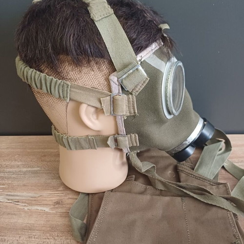 Hungarian Army M75 Gas Mask like new with case without filter