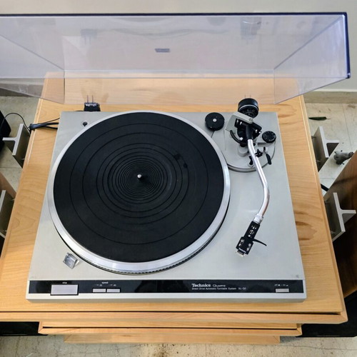 Complete sound system with Bang & Olufsen speakers and Pagode vibration stand