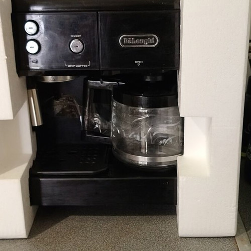 Delongi BCO411.B Coffee Maker like new with two filters and automatic power off
