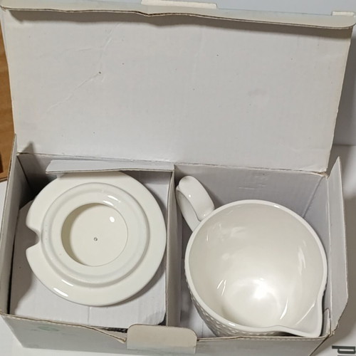 Easy Life porcelain milk jug and sugar bowl set 250ml new with gold trim
