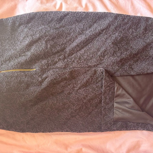 Zara pencil skirt with back slit like new, size M