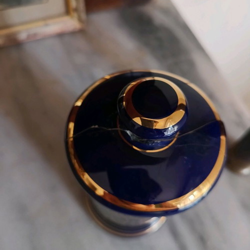 Porcelain pharmacy jar used with broken lid