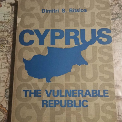 Cyprus The Vulnerable Republic βιβλίο μεταχειρισμένο, Αγγλικά