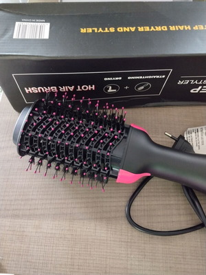 Hairbrush and hairdryer combo new