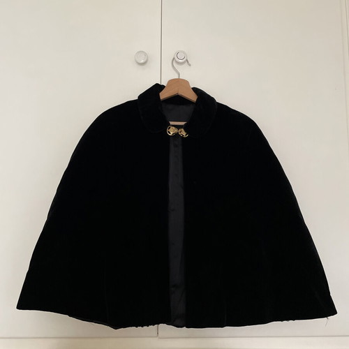 Short velvet cape like new, black