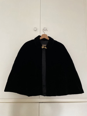 Short velvet cape like new, black