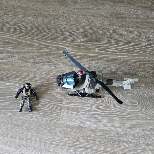 Helicopter toy with 2 military figures like new