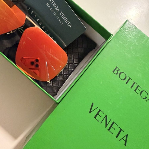 Bottega Veneta BV1065S sunglasses like new, multicolor lenses