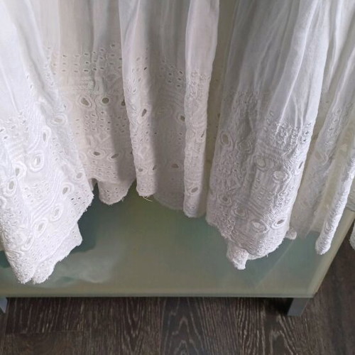 White summer dress like new with ruffles and cut embroidery
