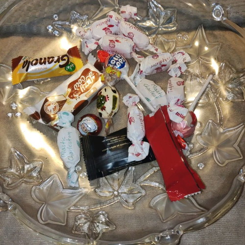 Large glass platter with embossed flower designs like new, 30 cm