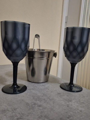 Plastic glasses with ice bucket like new
