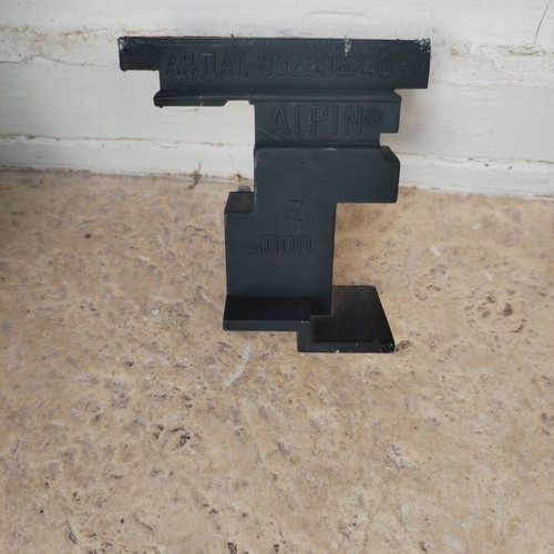 Aluminum hinges like new, 20 large and 23 small with screws and plastic