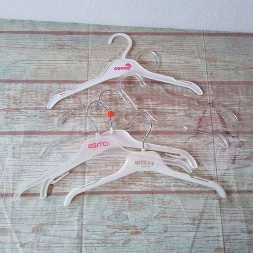 Children's plastic hangers like new, pack of 6, length 32 cm