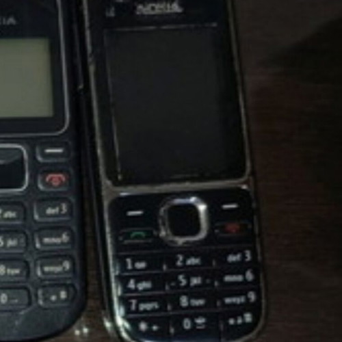 2x Old Functional Phones Nokia Samsung Mobile Phones Telephone Motorola Retro Old Button