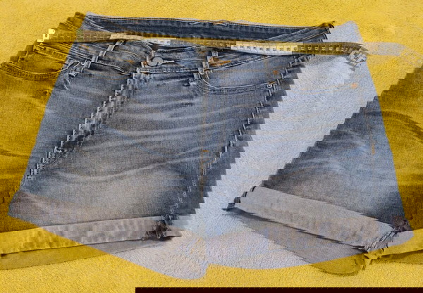 Γυναικειο σορτς Levis Size M-L με ελαστανη.