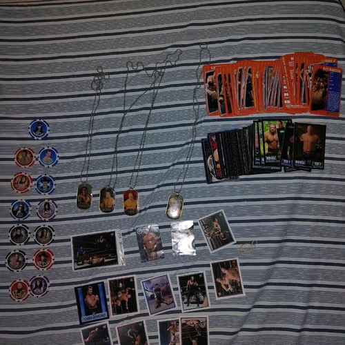 WWE collection like new with caps, pendants, stickers and cards