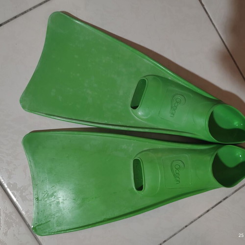 Fins size 34-35 green like new