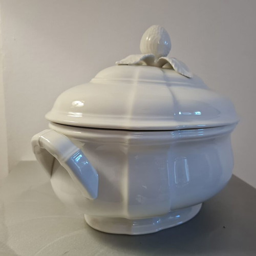 Villeroy & Boch Soup Tureen like new, off-white porcelain, oval