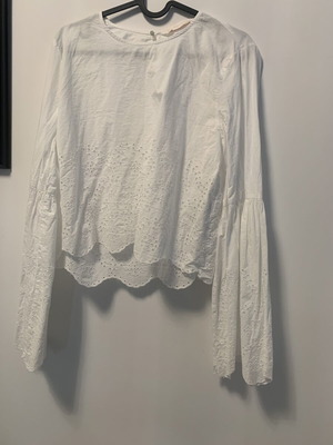 Cropped blouse Zara size L with broderie anglaise and bell sleeves like new
