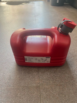 Fuel can 5 liters new with spout