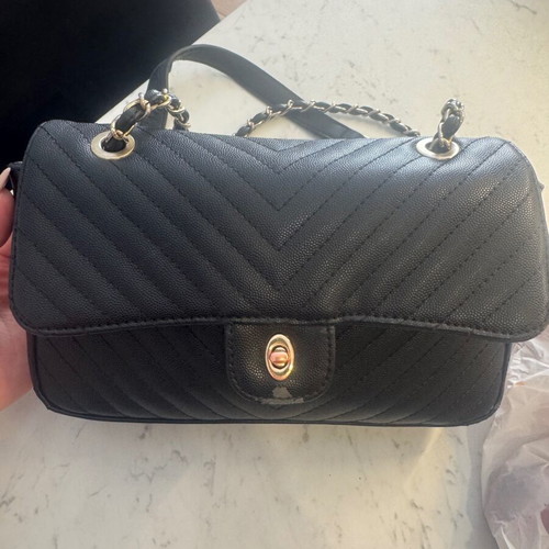 Bag crossbody black like new, medium size