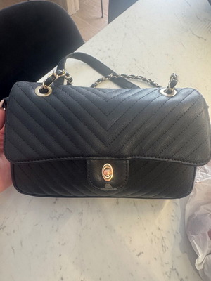 Bag crossbody black like new, medium size