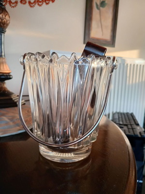 Ice bucket with tongs like new