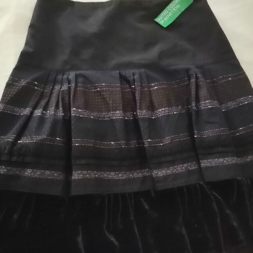 Benetton black skirt size 40 like new