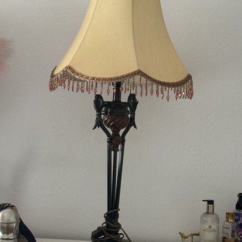 Table lamp like new, elegant home lighting