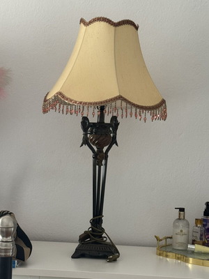 Table lamp like new, elegant home lighting