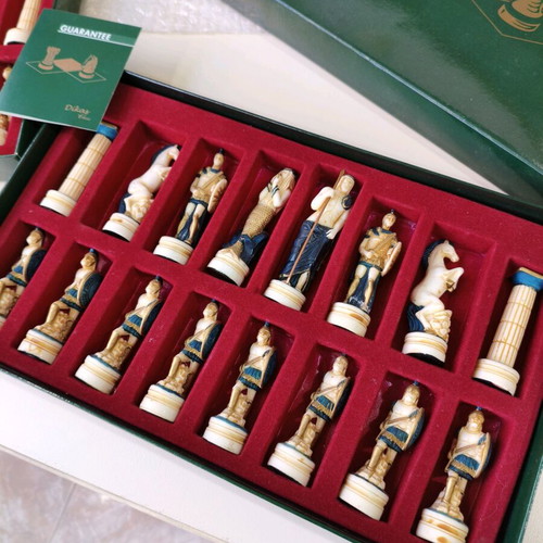 Collectible chess pieces like new, 2 sets