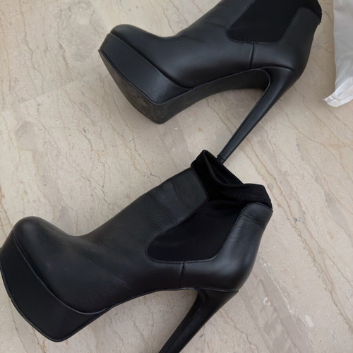 Steve Madden black boots like new, size 38