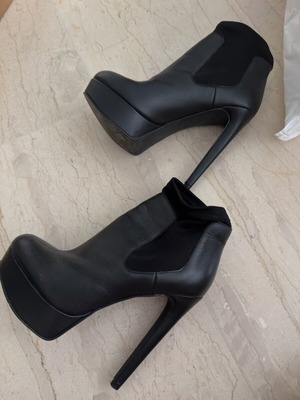 Steve Madden black boots like new, size 38