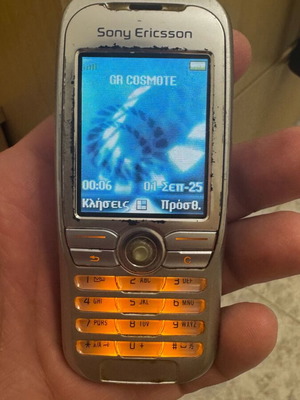 Sony Ericsson F500 колекционен мобилен телефон употребяван