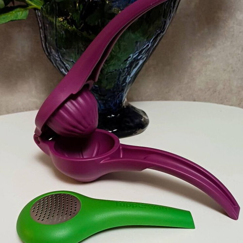 Tupperware Lemon Squeezer new
