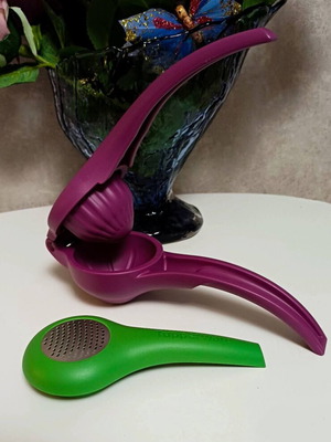 Tupperware Lemon Squeezer new
