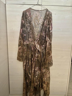 Nido fw25 shiny κιμονό με ραμμένη ζώνη και ντεκολτέ σαν καινούργιο