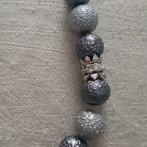 Long gray necklace like new, impressive