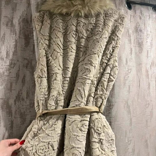 Sleeveless synthetic fur vest like new, beige