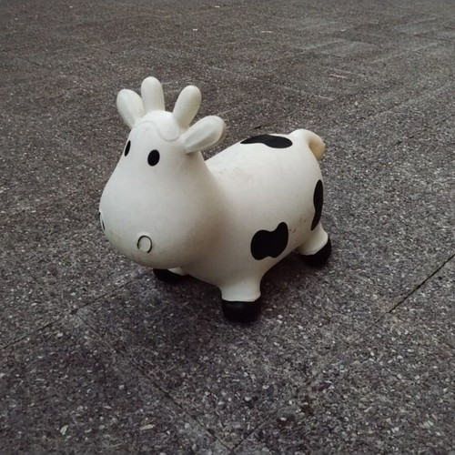 Inflatable cow toy