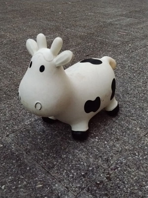 Inflatable cow toy