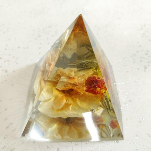 Decorative pyramid of liquid glass with real flower 10x10 cm