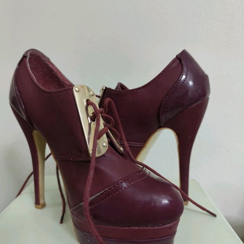 Burgundy pumps like new with very thin heel size 36