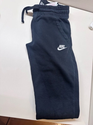 Nike kids club fleece sweatpants used, black medium