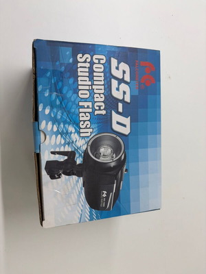 Falcon Eyes SS-150B studio flash