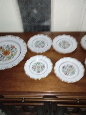 Porcelain dessert set like new, 6 plates and 1 large plate