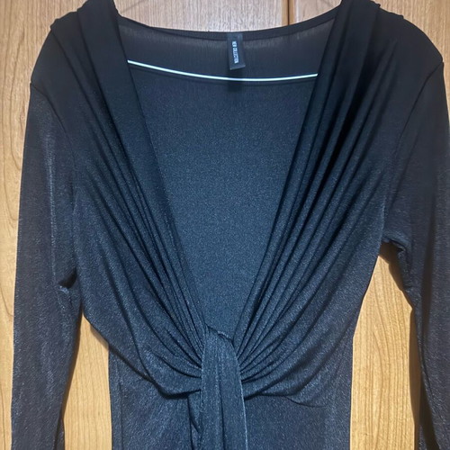 Dress with deep neckline black like new, one size
