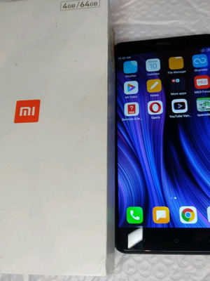 Xiaomi mi Max 2 с малка пукнатина на екрана