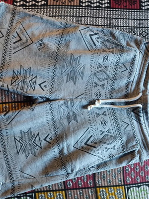 H&M Divided men's shorts S, grey ethnic pattern