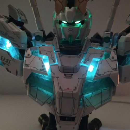 RX-0 Unicorn Gundam Bust 1/35 like new, assembled with LED lighting